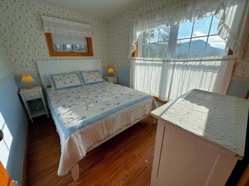 A bed or beds in a room at 11G Quintessential New Engalnd Cottage with Fantastic Views!