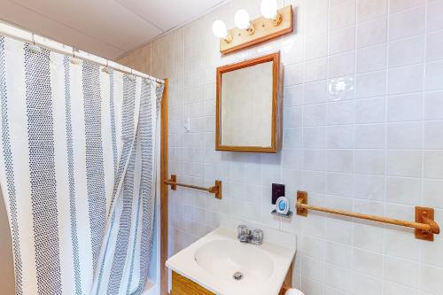 een badkamer met een wastafel en een spiegel bij Shimmering Seaview in York