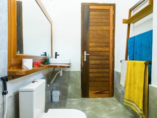 MaziziniにあるThe Cliff Beach Apartmentの白いトイレと洗面台のあるバスルーム