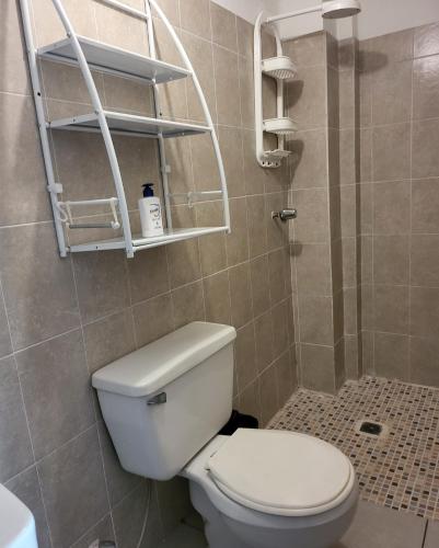 uma casa de banho com um WC e um chuveiro em La Casa de Don Carlos em Usulután