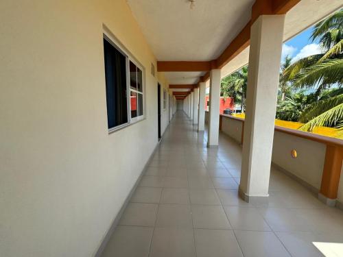 un pasillo vacío de un edificio con balcón en Hotel Posada Purépechas en Zihuatanejo