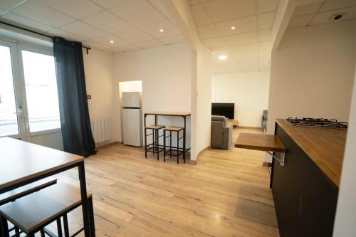 um quarto vazio com uma cozinha e uma sala de estar em Maison ville Familial 50m2 + Jardin - L'atlas Zen em Challans