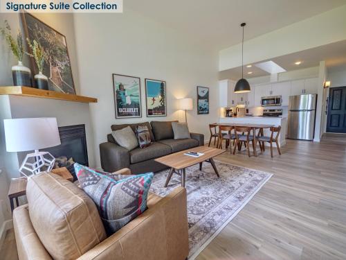 sala de estar con sofá y mesa en Waters Edge Shoreside Suites en Ucluelet