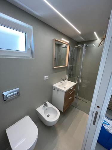 アトリにあるAl Civico 2のバスルーム(トイレ、洗面台、シャワー付)
