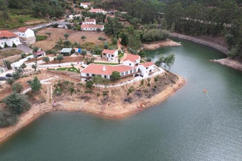 una vista aerea di una casa su un'isola in acqua di Reinado de Dom Dinis a Dornes