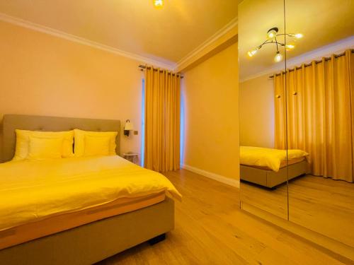 1 dormitorio con 2 camas y espejo en Luxury apartment en Cluj-Napoca