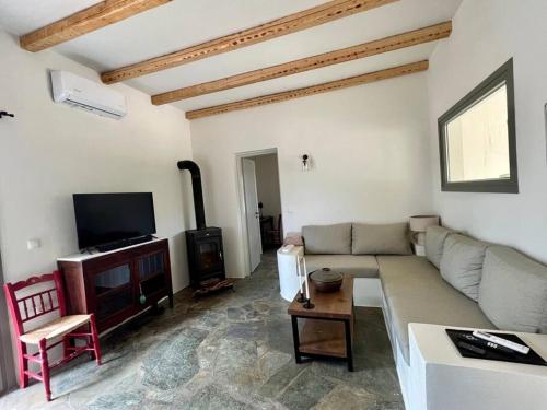 sala de estar con sofá y TV en Fyroa en Naxos