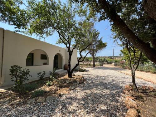 un edificio con árboles junto a una carretera en Fyroa en Naxos