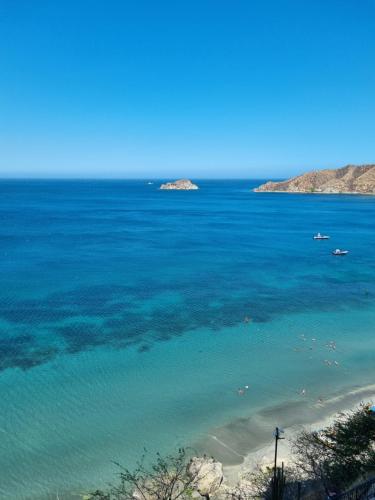 Una vista de una playa con gente en el agua. en Balcón del Infinito, en Santa Marta