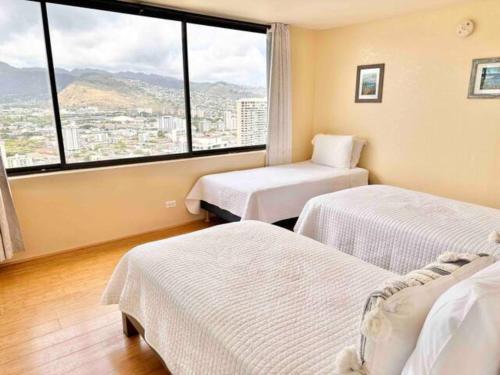 Postel nebo postele na pokoji v ubytování Penthouse Waikiki Panorama Ocean/Mountain Views
