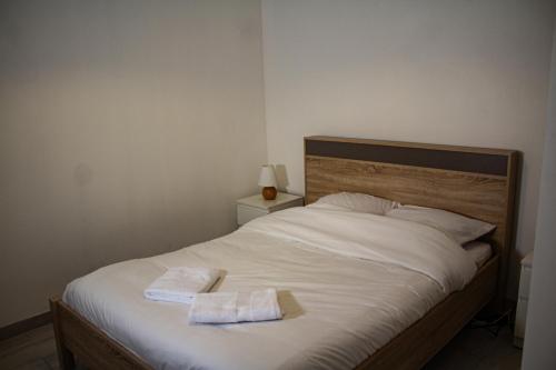Un dormitorio con una cama con dos toallas encima. en Cabana & Les Débuts du Ski, en Les Avanchers