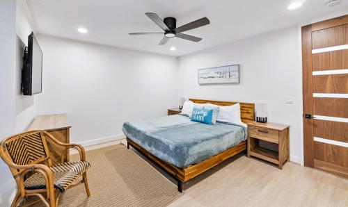 1 dormitorio con 1 cama y ventilador de techo en Brooks Beach Vacations Cottage G5 Oceanside, en Oceanside