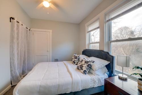 Schlafzimmer mit einem Bett und einem Fenster in der Unterkunft Convenient Pittsburgh Apartment 5 Mi to Downtown! in Pittsburgh