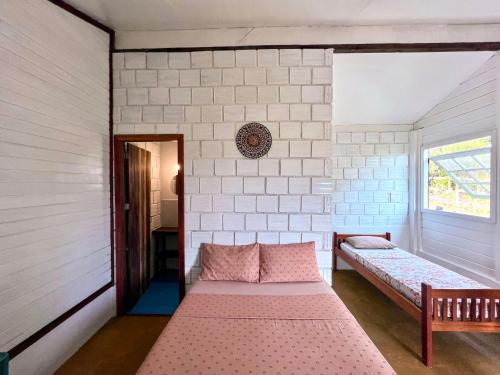 a room with two beds and a window at Vila Flor Eco Centro in Diogo