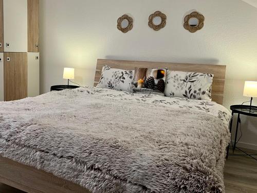 1 dormitorio con 1 cama blanca y 2 espejos en la pared en Marienhaus Apartment - Zentral, Parken, Netflix, Kontaktloses Einchecken en Wuppertal