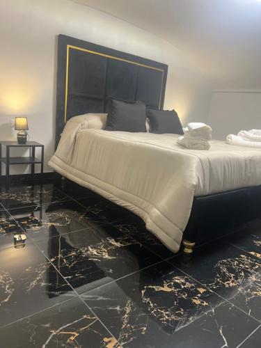 ein Schlafzimmer mit einem großen Bett und Marmorboden in der Unterkunft Casa Macrì in Neapel