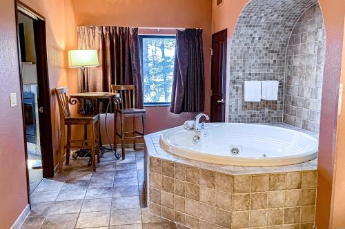 een badkamer met een groot bad in een kamer bij Chula Vista Condos, 2341 and 2343 in Wisconsin Dells