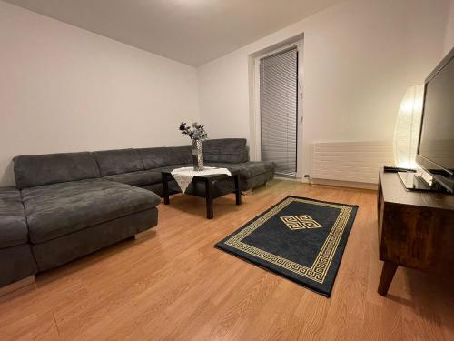 - un salon avec un canapé et une table dans l'établissement apartment ALUB, à Bischofshofen