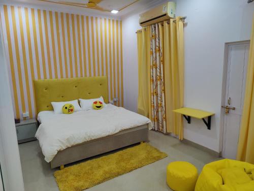 una camera con un letto e due cuscini Hello Kitty di Yellow Inn Guest House a Lucknow