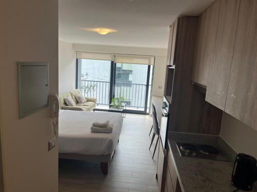 a small room with a bed and a balcony at Central Vip Antofagasta in Antofagasta