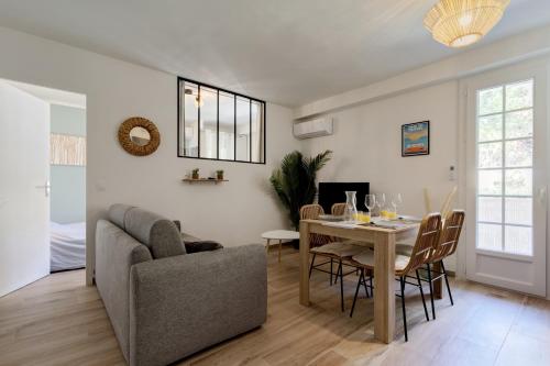 un salon avec une table et un canapé dans l'établissement 016- T2 Tropisme, Appart 1 chambre,Clim,Wifi,Parking, à Montpellier