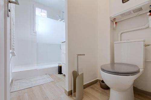 une salle de bain avec toilettes et douche dans l'établissement 016- T2 Tropisme, Appart 1 chambre,Clim,Wifi,Parking, à Montpellier