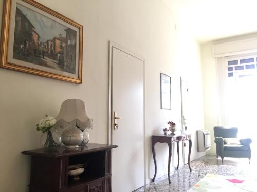 a living room with a table and a picture on the wall at Agriturismo Villa Dei Gelsi in Cotignola