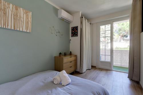 une chambre blanche avec un lit et une fenêtre dans l'établissement 016- T2 Tropisme, Appart 1 chambre,Clim,Wifi,Parking, à Montpellier