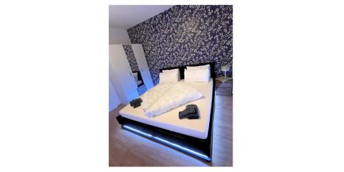 Schlafzimmer mit einem Bett mit einem schwarzen und weißen Kopfteil in der Unterkunft apartment ALUB in Bischofshofen
