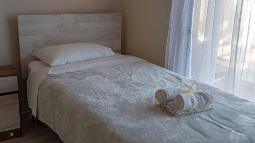 a bedroom with a bed with towels on it at Hotel La Casona del Desierto in Huasco