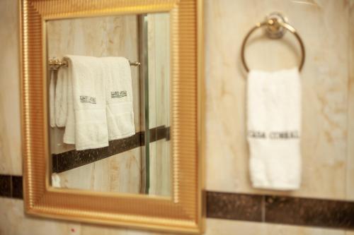 um espelho na casa de banho com toalhas brancas em Casona Corrales Hotel Boutique em Cusco