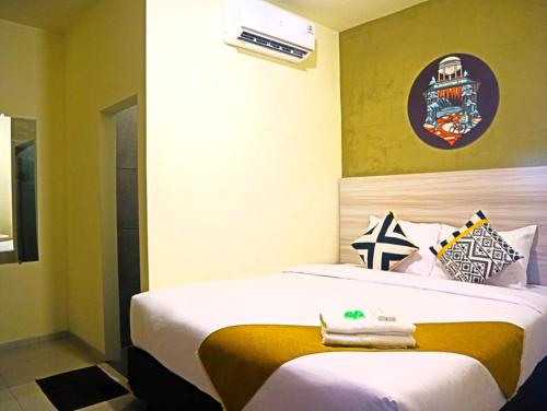 um quarto de hotel com uma cama com toalhas em Zester Hotel Sidoarjo em Sidoarjo