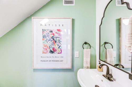 - une salle de bains avec une photo sur le mur à côté d'un lavabo dans l'établissement Pet-Friendly Lake LBJ Retreat with Deck and Hot Tub!, à Granite Shoals