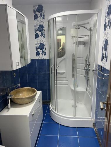 a bathroom with a shower and a sink at Central langa Parc in Uricani