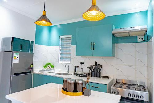 cocina con armarios azules y encimera blanca en Homes of Ace Gold, en Pretoria