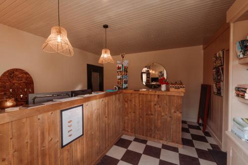 a restaurant with a counter and a mirror at Camping De Tulpenweide lege Kampeerplaats, lege plaats op het gras zonder bed in Breezand