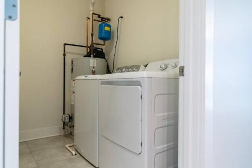 a laundry room with a white washer and dryer at McCormick 420 friendly 3BR-2BA family unit that sleeps 8 guests with Optional Parking and Gym access in Chicago
