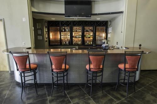 Lounge atau bar di Spark by Hilton Artesia