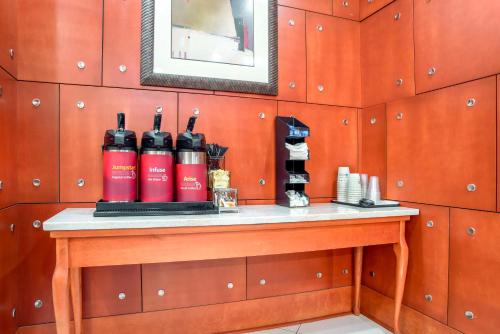 a room with two bottles of wine on a table at Best Western Plus Flowood Inn & Suites in Flowood