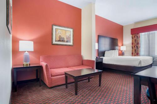 una camera d'albergo con letto e divano di Best Western Plus Flowood Inn & Suites a Flowood