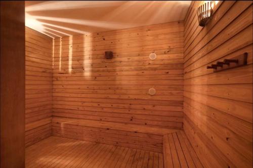 una sauna con paredes de madera y suelo de madera en MALIBU RESORT CLUB, en Florianópolis