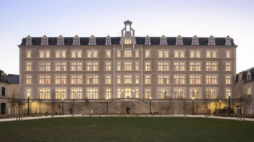 a large building with its lights on at La Green Room in Poitiers
