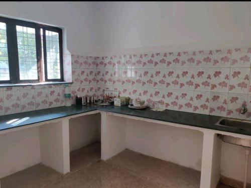 uma cozinha com um balcão e uma janela em Independent 2-Room with Kitchen Homestay em Dehradun