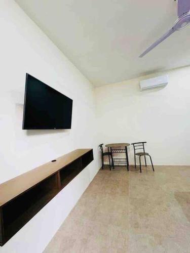 a living room with a flat screen tv on a wall at Habitación privada en Huatulco in Santa Cruz Huatulco