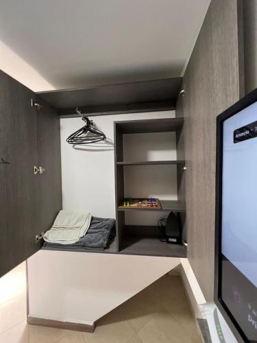 Zimmer mit einem Bett und einem Flachbild-TV in der Unterkunft APARTAMENTO AMOBLADO, LISTO PARA ESTRENAR. in Bello