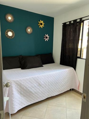 ein Schlafzimmer mit einem Bett und zwei Spiegeln an der Wand in der Unterkunft APARTAMENTO AMOBLADO, LISTO PARA ESTRENAR. in Bello