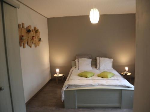 的住宿－Gîte Fléville-Lixières, 4 pièces, 6 personnes - FR-1-584-166，一间卧室配有一张带两个绿色枕头的床