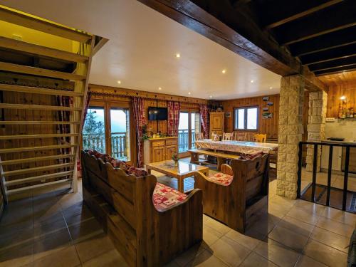 - une cuisine avec des chaises et un comptoir dans une pièce dans l'établissement Chalet 3 étoiles avec sauna près de La Bresse - FR-1-589-18, à Basse-sur-le-Rupt