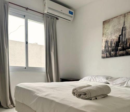 ein Schlafzimmer mit einem weißen Bett und einem Fenster in der Unterkunft La Francisca in Almafuerte