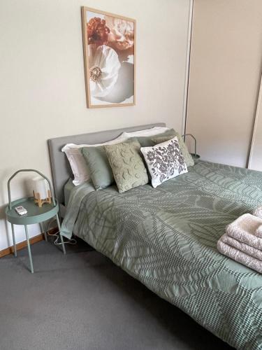 - une chambre avec un lit et des oreillers dans l'établissement Daisy House - Whittington - 10 minutes to central Geelong, 